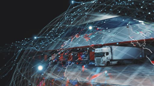 Moderner Lkw vor einem Logistikzentrum, umgeben von vernetzten digitalen Linien und Weltkarte, symbolisiert Logistik 4.0.